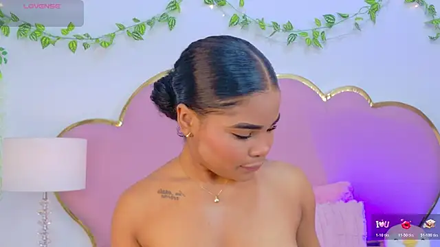 NahiaraReina online show from November 30, 2025, 1:45 pm