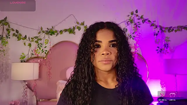 NahiaraReina online show from May 6, 2026, 1:48 pm