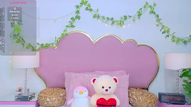 NahiaraReina online show from November 28, 2025, 1:33 pm