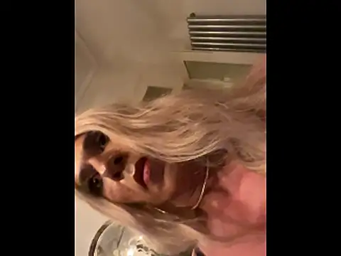 Snapshot of francaFerrariRoma chatting on May 10, 2026, 12:47 am francaFerrariRoma online show from May 10, 2026, 12:47 am