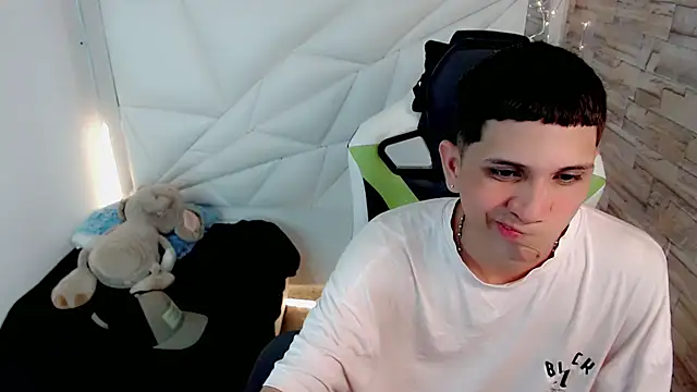 Brayan lopezz online show from February 4, 2025, 12:44 pm