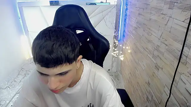 Brayan lopezz online show from December 5, 2024, 2:39 pm