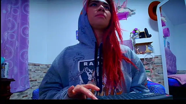 Snapshot of Melannytaylor chatting on December 5, 2025, 8:39 pm Melannytaylor online show from December 5, 2025, 8:39 pm