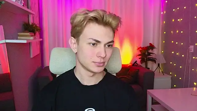 Snapshot of naughty_evan chatting on March 6, 2025, 5:33 pm naughty evan online show from March 6, 2025, 5:33 pm