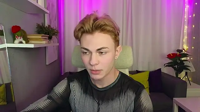 Snapshot of naughty_evan chatting on February 11, 2025, 2:35 pm naughty evan online show from February 11, 2025, 2:35 pm