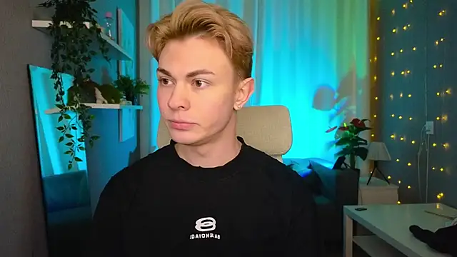 Snapshot of naughty_evan chatting on March 1, 2025, 2:55 pm naughty evan online show from March 1, 2025, 2:55 pm