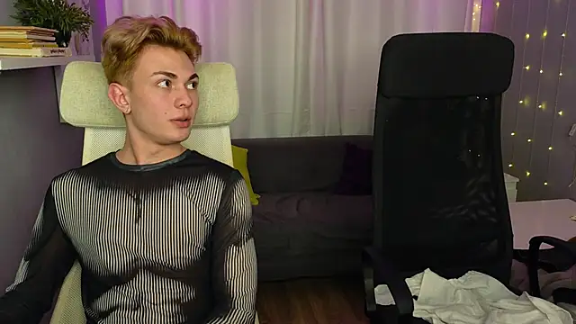Snapshot of naughty_evan chatting on February 13, 2025, 2:31 pm naughty evan online show from February 13, 2025, 2:31 pm