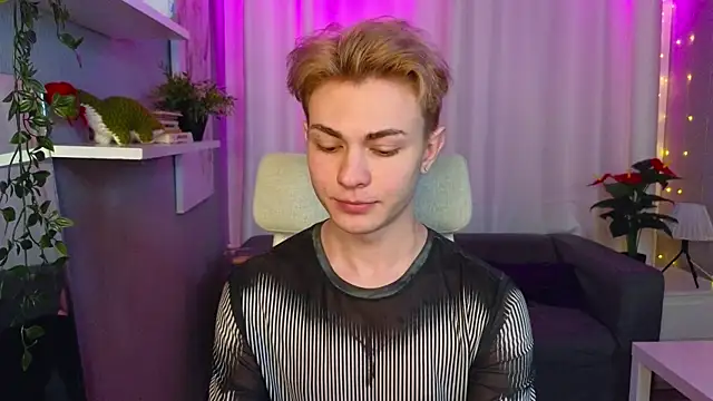 Snapshot of naughty_evan chatting on February 21, 2025, 2:27 pm naughty evan online show from February 21, 2025, 2:27 pm