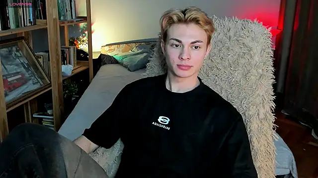 Snapshot of naughty_evan chatting on March 8, 2025, 4:39 pm naughty evan online show from March 8, 2025, 4:39 pm