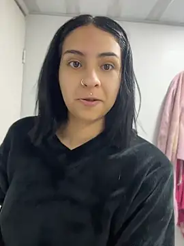Snapshot of Hilary_pinkk chatting on April 19, 2026, 10:12 pm Hilary pinkk online show from April 19, 2026, 10:12 pm