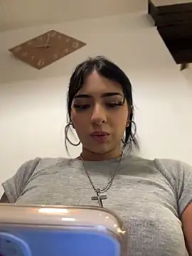Snapshot of Hilary_pinkk chatting on April 25, 2026, 12:02 am Hilary pinkk online show from April 25, 2026, 12:02 am