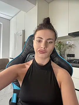 CurlyLara online show from June 27, 2026, 7:03 am