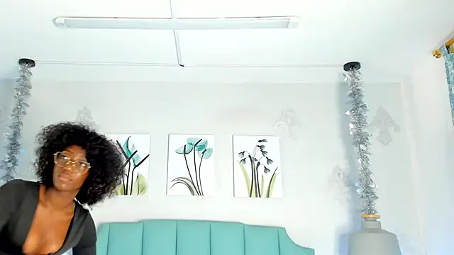 Khenta Michells online show from March 18, 2025, 5:12 pm