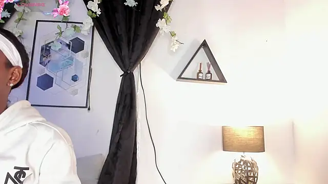 Khenta Michells online show from May 5, 2026, 10:29 am