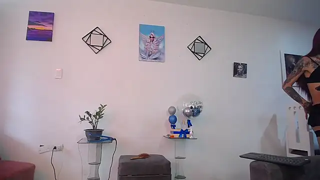 vixenxqueens online show from September 18, 2025, 7:50 pm