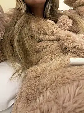 fofinhaa12 online show from February 15, 2026, 8:52 pm