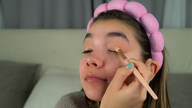 VeronaAppleberry online show from October 22, 2025, 11:42 am