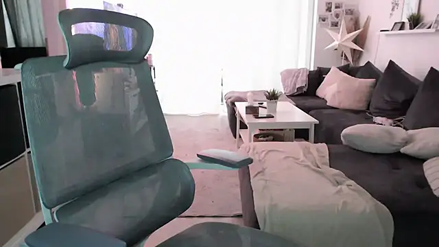 Snapshot of IntiMia chatting on February 10, 2026, 8:24 am IntiMia online show from February 10, 2026, 8:24 am