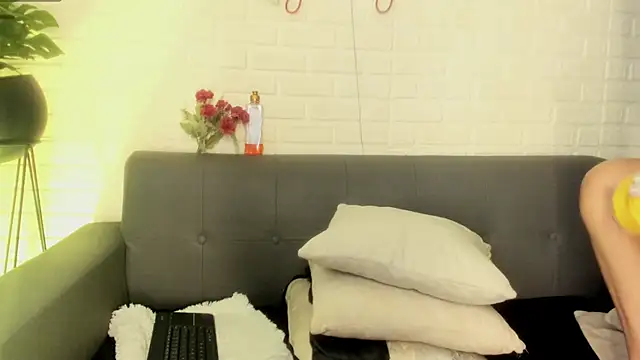 karina gomez 18 online show from October 6, 2025, 11:22 am