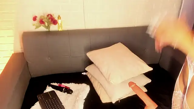 karina gomez 18 online show from November 11, 2025, 11:38 am