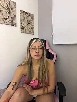 Snapshot of Issabela_G1 chatting on April 7, 2026, 2:02 am Issabela G1 online show from April 7, 2026, 2:02 am