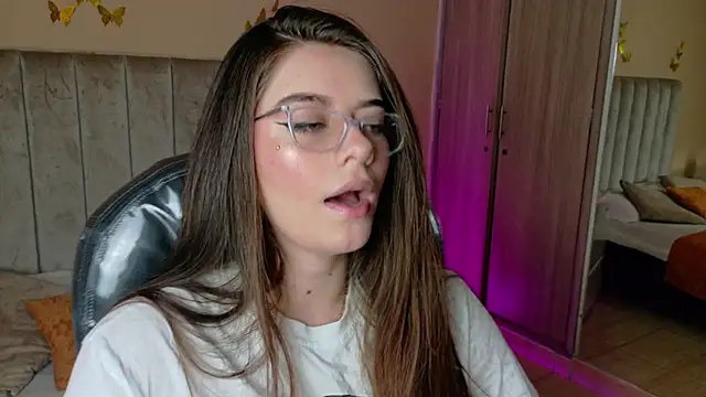 Charlotte Olsen  online show from June 13, 2026, 7:34 pm
