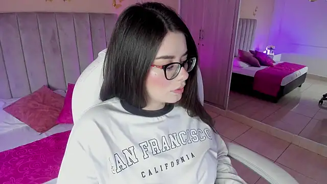 Charlotte Olsen  online show from September 22, 2025, 7:42 pm