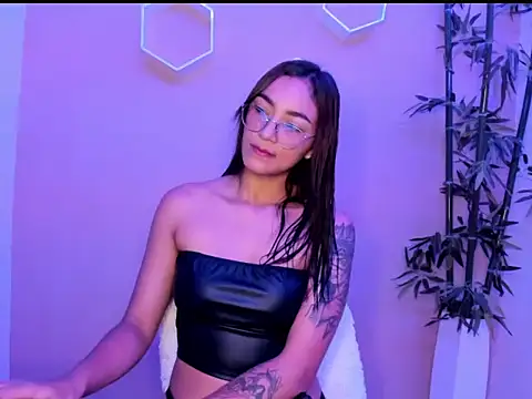 ASIAM BRUNET online show from February 4, 2026, 1:28 pm