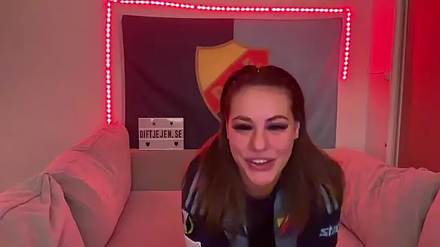 Dif-tjejen online show from November 15, 2025, 7:18 pm