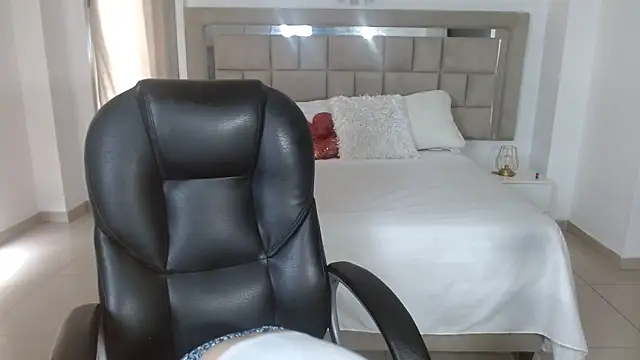 zoecruzz online show from November 20, 2025, 3:02 pm