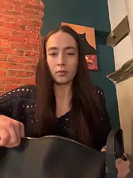 Holly Play online show from May 9, 2026, 9:01 am