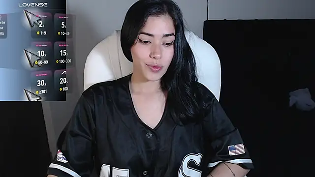 LESLIEBLACK  online show from February 26, 2025, 10:58 pm