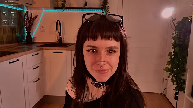 MichaellaMoon online show from May 6, 2026, 4:33 pm