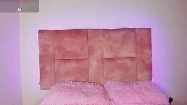Iris Thompson  online show from June 18, 2026, 12:53 am