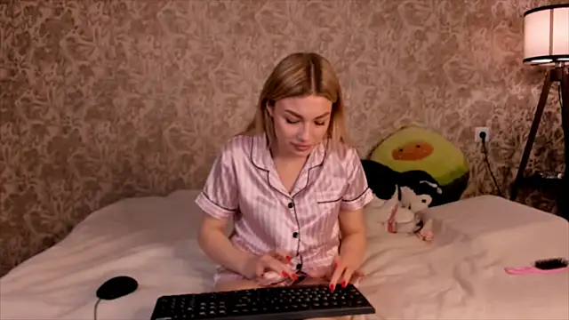 Ella Milla online show from March 3, 2025, 3:49 am