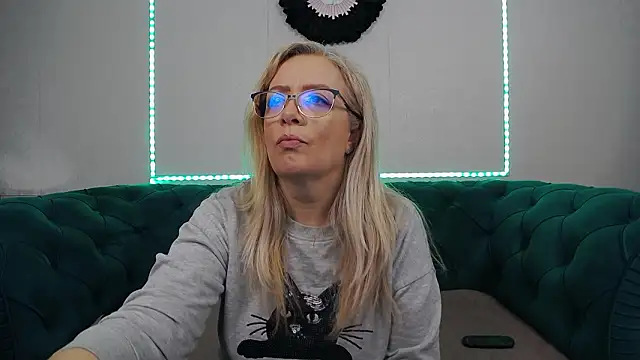 IvanaCharm online show from February 17, 2026, 4:32 am