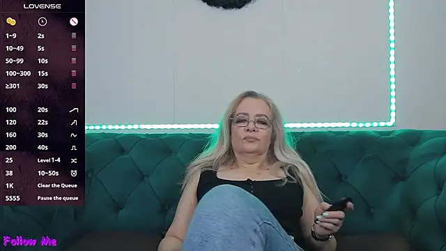 IvanaCharm online show from October 9, 2025, 3:29 am