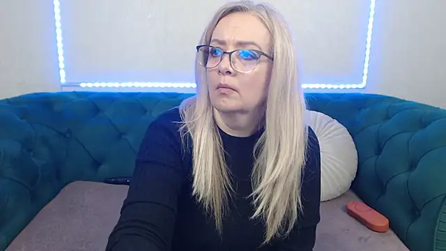 IvanaCharm online show from May 6, 2026, 3:32 am