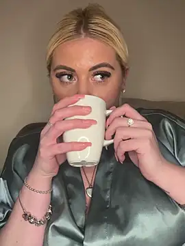 Blondiee3088 online show from March 4, 2025, 5:03 pm