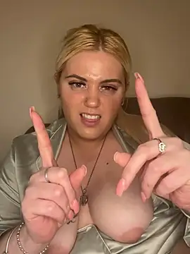 Blondiee3088 online show from February 13, 2025, 5:44 pm