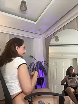 nicollefiorett online show from May 10, 2026, 11:17 pm