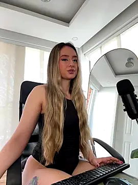 nicollefiorett online show from September 15, 2025, 7:36 pm