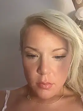 Snapshot of EllaSnow chatting on March 14, 2025, 8:32 am EllaSnow online show from March 14, 2025, 8:32 am