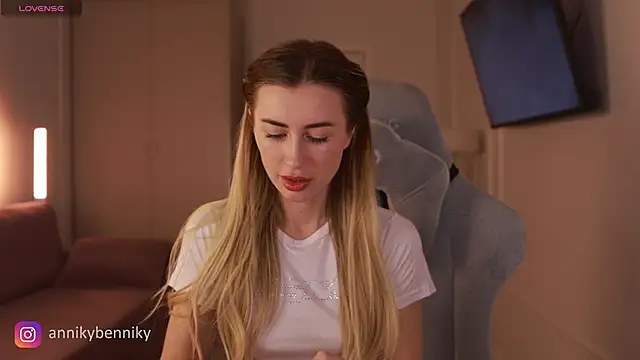 Coconutkittyy online show from March 7, 2025, 6:00 pm