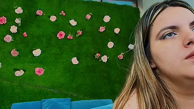 Huge Titties  online show from June 18, 2026, 2:55 pm