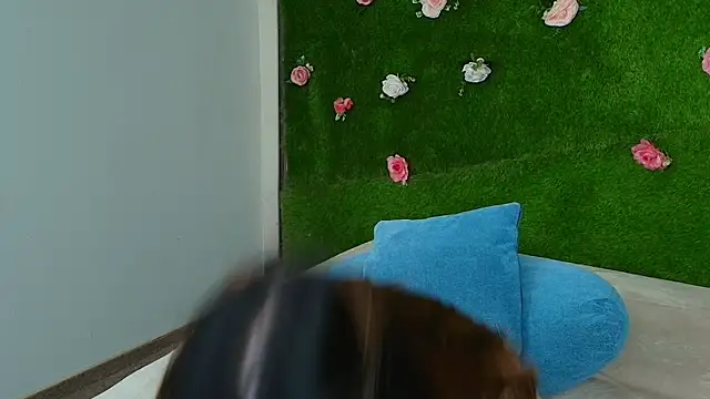 Huge Titties  online show from January 8, 2026, 6:03 pm