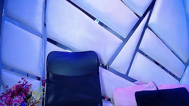 nathalia pink online show from March 20, 2026, 3:51 am