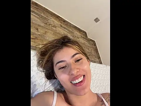 annieesweett online show from July 5, 2026, 11:44 pm