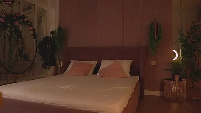 Smiley Mia online show from November 11, 2025, 5:02 am