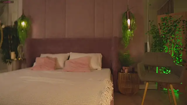 Smiley Mia online show from November 29, 2025, 5:07 am